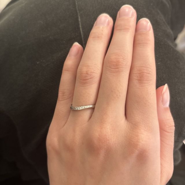 【Quand de Mariage(クワンドゥマリアージュ)の口コミ】 細身で華奢なデザインなのに、指を動かすたびに小さなストーンが上品に輝…