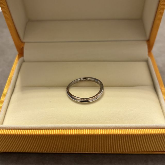 【ケイウノ ブライダル(K.UNO BRIDAL)の口コミ】 メビウスの輪のように、ピンクゴールドとシルバーが柔らかくウェーブして…