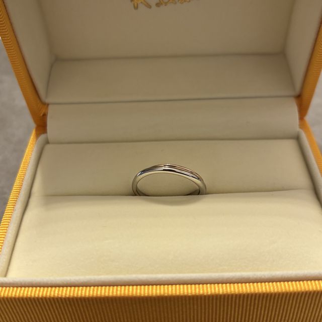 【ケイウノ ブライダル(K.UNO BRIDAL)の口コミ】 メビウスの輪のように、ピンクゴールドとシルバーが柔らかくウェーブして…