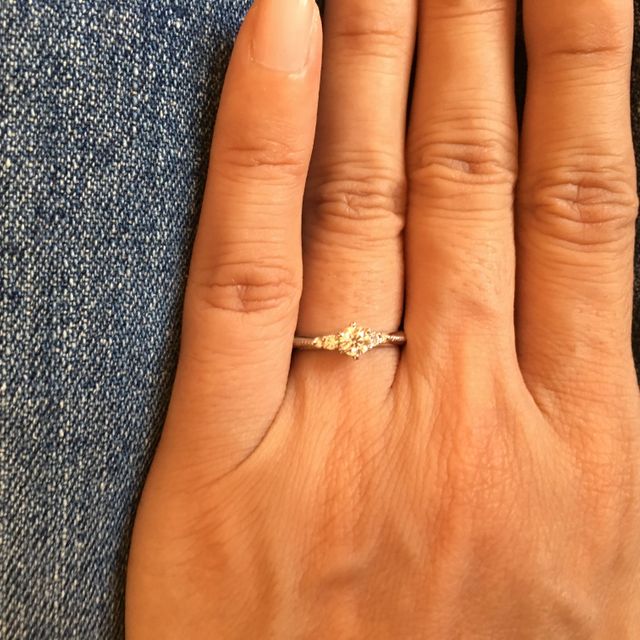 【エクセルコダイヤモンド(EXELCO DIAMOND)の口コミ】  ミル打ちのデザインがある為か 横から見ても綺麗に見えました。リング選…