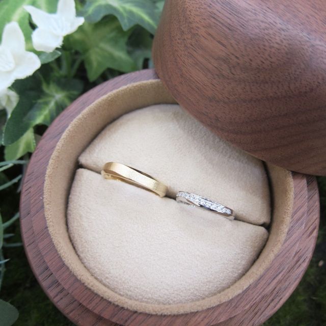 【COLANY(コラニー)の口コミ】 (ゴールドの方)
曲線が美しい、いぶし加工をすると鈍く光るメイン部分と脇…