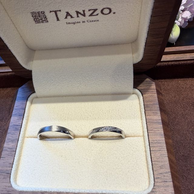 【TANZO.(鍛造指輪)の口コミ】 三連ダイヤモンド、スターダスト加工等の洗練されたデザイン。
また内側に…