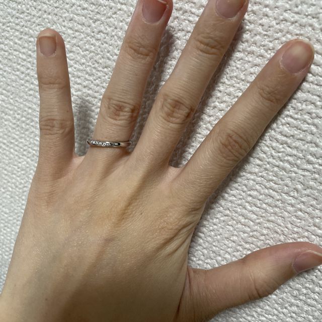 【銀座ダイヤモンドシライシの口コミ】 ダイヤモンドが横にキラキラなって指が細く見えます。ウェーブが右上がり…