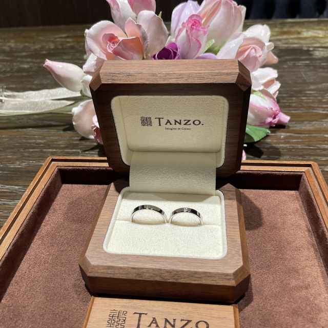 【TANZO.(鍛造指輪)の口コミ】 3.5mmの太めのリングにしました。
ダイヤは1つでシンプルだけど目立つよう…