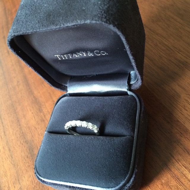 【ティファニー(Tiffany & Co.)の口コミ】 ダイヤが7粒のハーフエタニティタイプなので、ボーダーなどのカジュアルな…