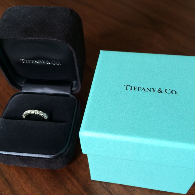 【ティファニー(Tiffany & Co.)の口コミ】 ダイヤが7粒のハーフエタニティタイプなので、ボーダーなどのカジュアルな…