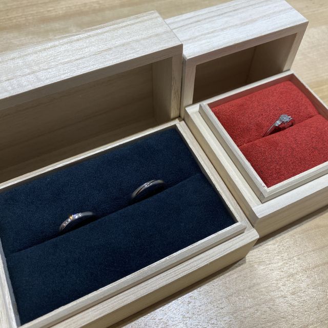 【出雲結(いずもゆい)の口コミ】 ・メンズの指輪のデザインをレディースの指輪と揃えた所
・婚約指輪のダイ…