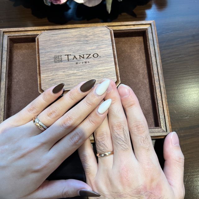 【TANZO.(鍛造指輪)の口コミ】 婚約指輪を先にもらったので、その婚約指輪のウェーブデザインと同じライ…
