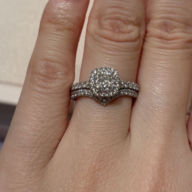 【ティファニー(Tiffany & Co.)の口コミ】 ティファニーならではの上品な輝きと、大ぶりのダイヤの存在感が重ね付け…