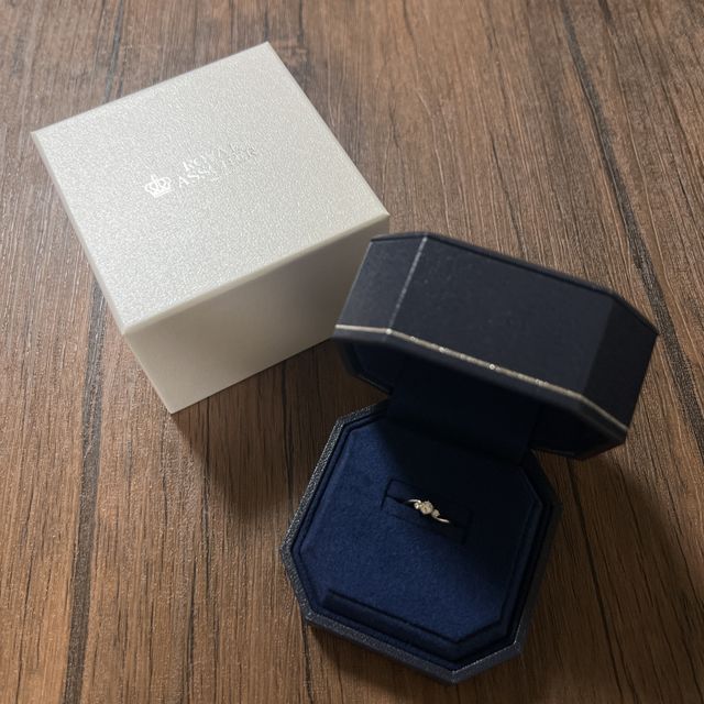 【nocur(ノクル)の口コミ】 彼氏が選んでサプライズしてくれました。
婚約指輪と言ったら一つのダイヤ…