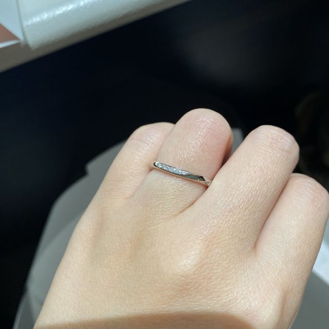【アイプリモ(I-PRIMO)の口コミ】 シンプルすぎないウェーブの指輪です。少し輝きが欲しく、キラキラ見える…