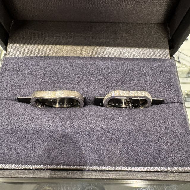 【ラザール ダイヤモンド(LAZARE DIAMOND)の口コミ】 ラザールのV字ラインの結婚指輪は、シンプルながらも手元にほどよいライン…