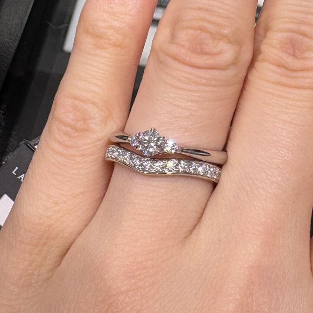 【ラザール ダイヤモンド(LAZARE DIAMOND)の口コミ】 V字ラインの指輪を試着した瞬間、思った以上に手元がすっきり見えて驚きま…
