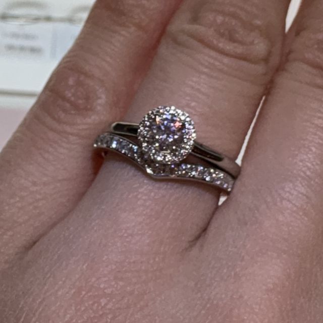 【アイプリモ(I-PRIMO)の口コミ】 結婚指輪のV字ラインは、手元を自然にほっそり見せてくれて、角度のバラン…