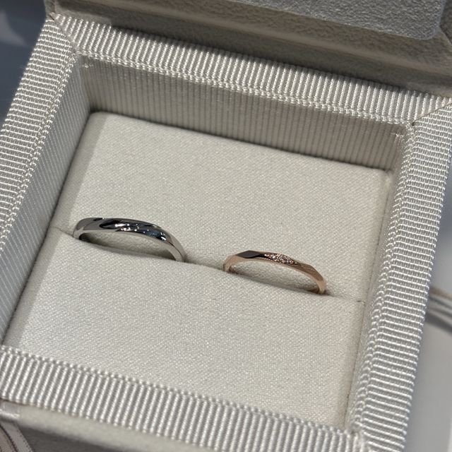 【AMOUR AMULET(アムール・アミュレット)の口コミ】 新婦用のリングはピンクゴールドの色味が肌とマッチしてすごく可愛いです…