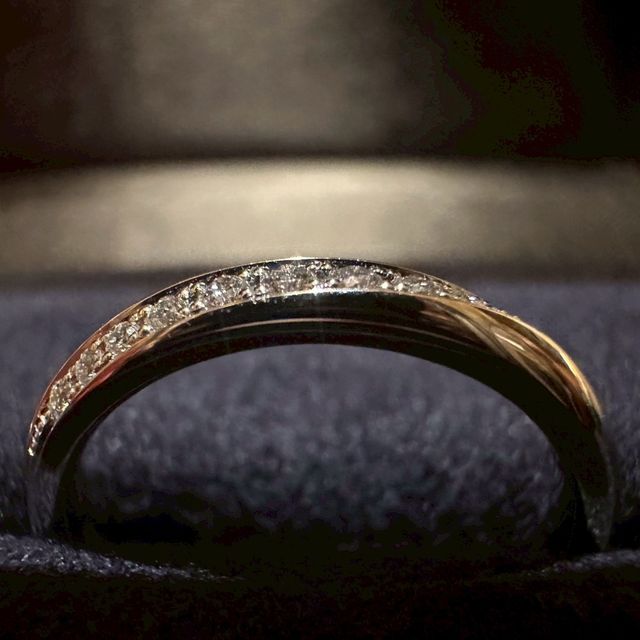 【ラザール ダイヤモンド(LAZARE DIAMOND)の口コミ】 ダイヤの輝きはありつつも、シンプルで指に馴染みやすみデザインだと思い…