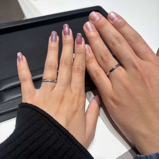 【ラザール ダイヤモンド(LAZARE DIAMOND)の口コミ】 ダイヤの輝きはありつつも、シンプルで指に馴染みやすみデザインだと思い…