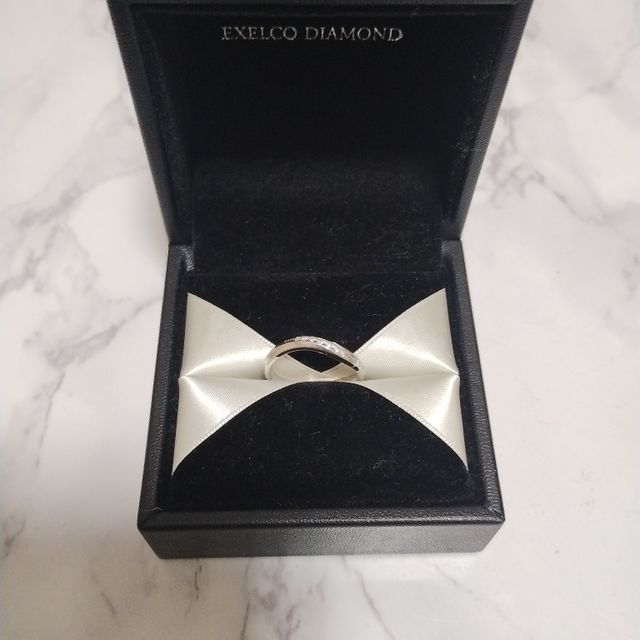 【エクセルコダイヤモンド(EXELCO DIAMOND)の口コミ】 逆ウェーブの作りになっており、傾斜がある指でも指輪が真っ直ぐ見えます…