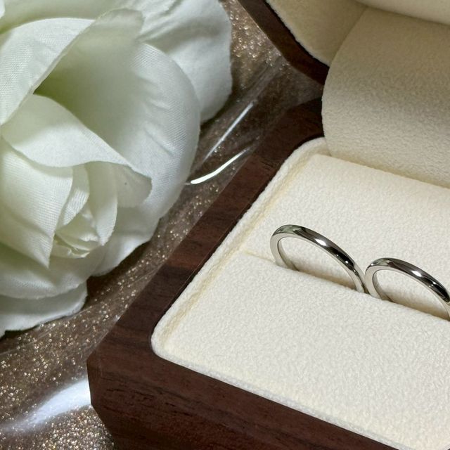 【TANZO.(鍛造指輪)の口コミ】 デザインはシンプルですが、プラチナでとてもキラキラしていて綺麗です。…