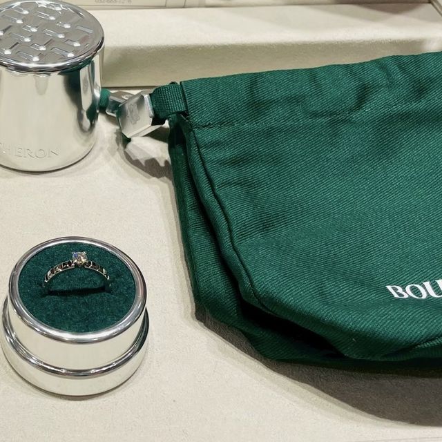 【ブシュロン(BOUCHERON)の口コミ】 なんとなく婚約指輪と結婚指輪を重ね付けしたいと思っていたので、同じブ…