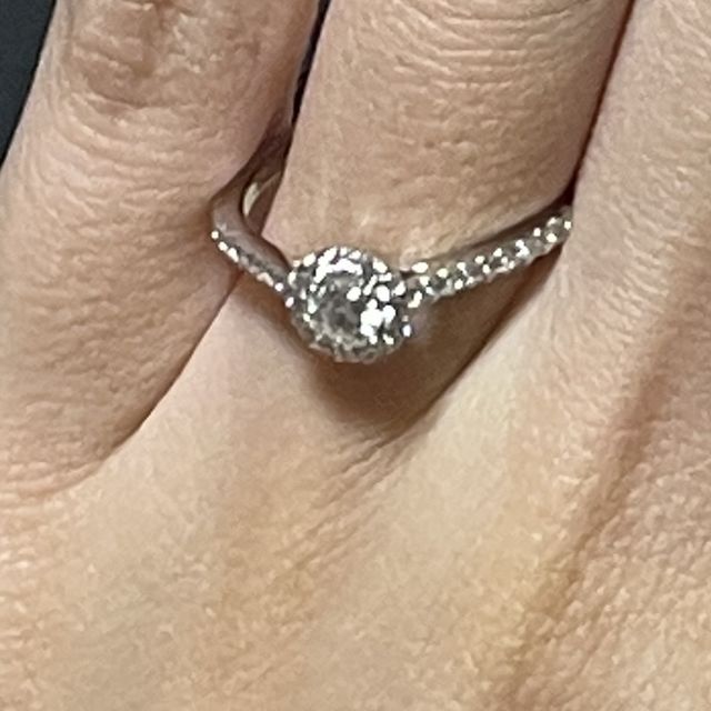 【グラフ(GRAFF)の口コミ】 大きいダイヤモンドの周りに小さいダイヤモンドがついており、ゴージャス…