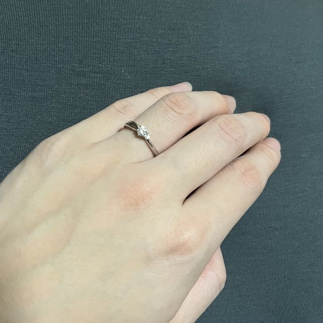 【アイプリモ(I-PRIMO)の口コミ】 婚約指輪が本当にかわいくて、思わず見とれてしまいました。繊細なデザイ…
