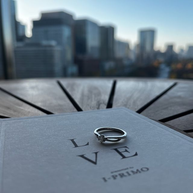 【アイプリモ(I-PRIMO)の口コミ】 婚約指輪が本当にかわいくて、思わず見とれてしまいました。繊細なデザイ…