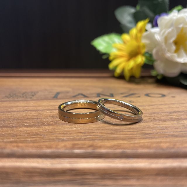 【TANZO.(鍛造指輪)の口コミ】 側面にスターダスト加工をし、一見シンプルに見えるが横から見ると表情が…