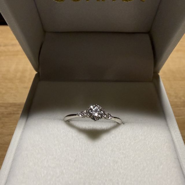 【ジュエリーソネットの口コミ】 明るめで細身のプラチナリングでセンター石＋両サイドに小粒の石が並ぶ可…