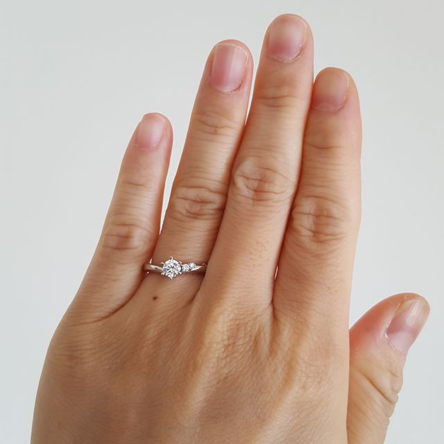 【4℃ BRIDAL(ヨンドシーブライダル)の口コミ】 手が小さく指も短めなので、色々と試着したのですが、この指輪が馴染んだ…