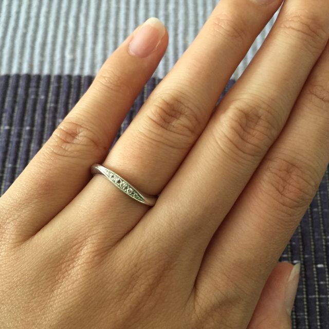 【銀座ダイヤモンドシライシの口コミ】 中心にダイヤモンドが入ったもので、自分の指に合った太さのもの、少しカ…