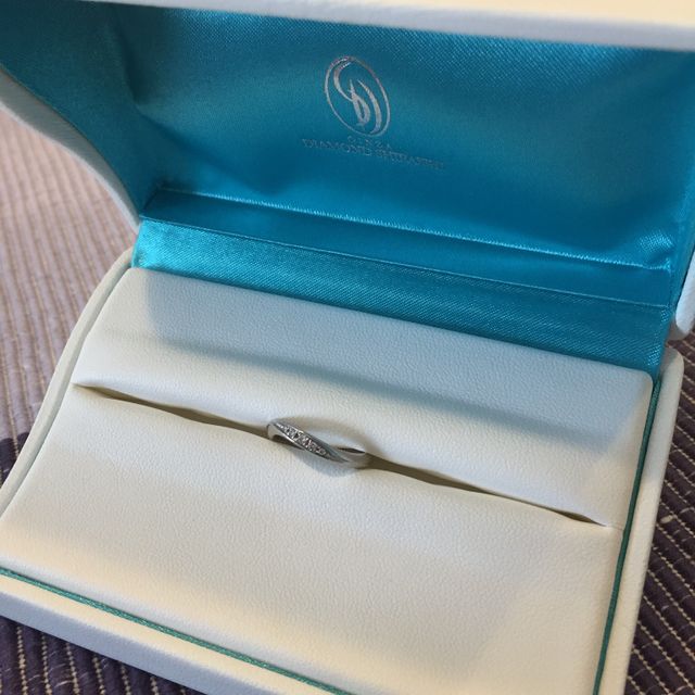 【銀座ダイヤモンドシライシの口コミ】 中心にダイヤモンドが入ったもので、自分の指に合った太さのもの、少しカ…