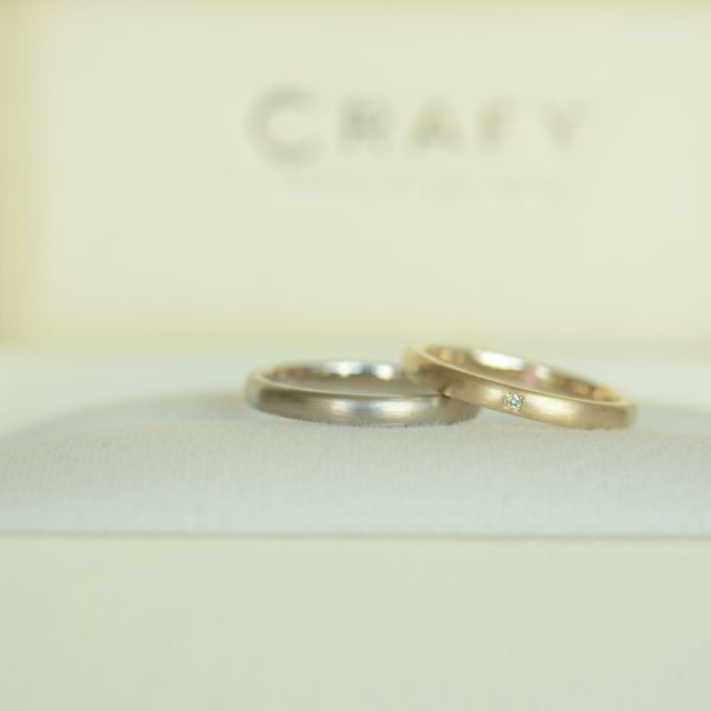 【CRAFY(クラフィ)の口コミ】 ブラックゴールド、シャンパンゴールド
ヘアライン　内外に石　内側に入籍…