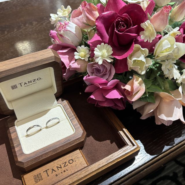 【TANZO.(鍛造指輪)の口コミ】 斜めに入ったえぐりのデザインに、両横にはスターダストを使用しました。…