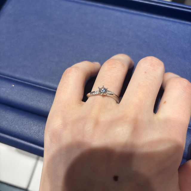 【銀座ダイヤモンドシライシの口コミ】 シンプルとゴージャスさを併せ持っていて可愛い指輪でした！定員さんも丁…
