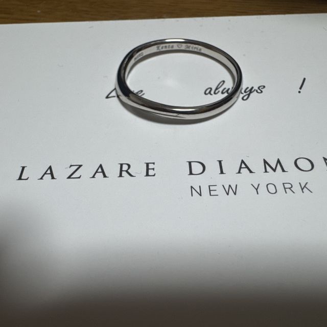 【ラザール ダイヤモンド(LAZARE DIAMOND)の口コミ】 ウェーブが掛かっててシンプルな指輪を購入させていただきました。
わたし…