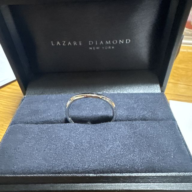 【ラザール ダイヤモンド(LAZARE DIAMOND)の口コミ】 ウェーブが掛かっててシンプルな指輪を購入させていただきました。
わたし…