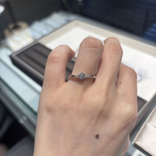 【アイプリモ(I-PRIMO)の口コミ】 2粒ずつのメレダイヤが可愛くダイヤモンドが映えるデザインでした。V字デ…