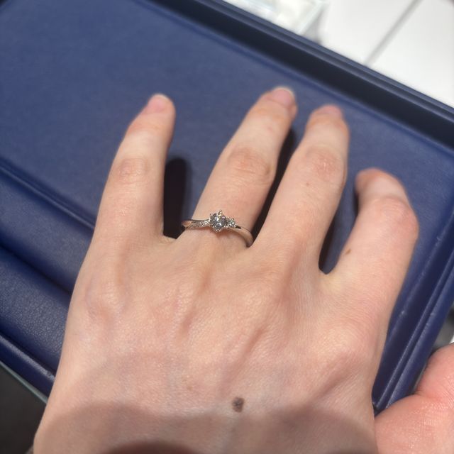 【銀座ダイヤモンドシライシの口コミ】 普段使いもでき、華やかさもありとっても気に入りました！
埋め込みメレダ…