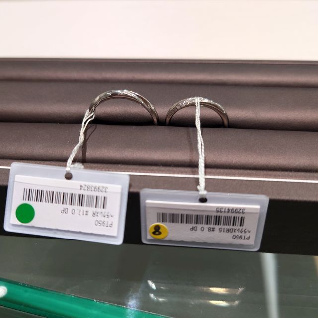 【銀座ダイヤモンドシライシの口コミ】 かたちはストレートで、ウエーブのデザインのものが、旦那と私が似合う形…