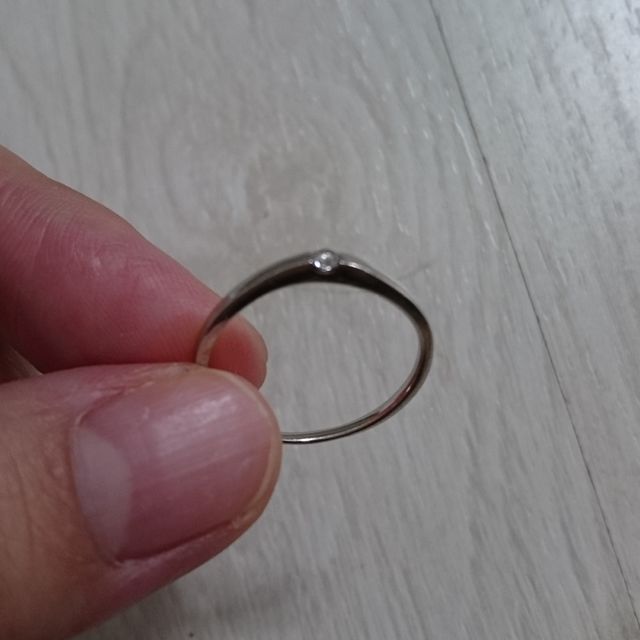 【ジュエリーツツミ(JEWELRY TSUTSUMI)の口コミ】 目立たない一粒ダイヤのデザインが普段使いに適してます。

指の形にもフ…