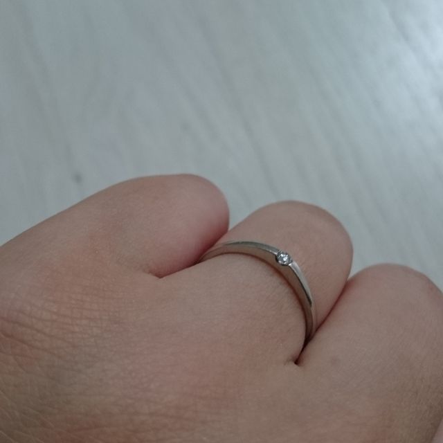 【ジュエリーツツミ(JEWELRY TSUTSUMI)の口コミ】 目立たない一粒ダイヤのデザインが普段使いに適してます。

指の形にもフ…
