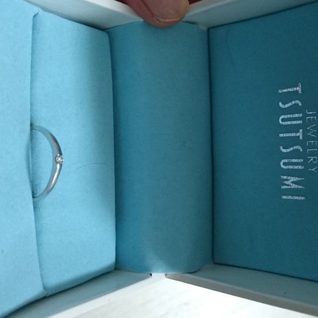 【ジュエリーツツミ(JEWELRY TSUTSUMI)の口コミ】 目立たない一粒ダイヤのデザインが普段使いに適してます。

指の形にもフ…