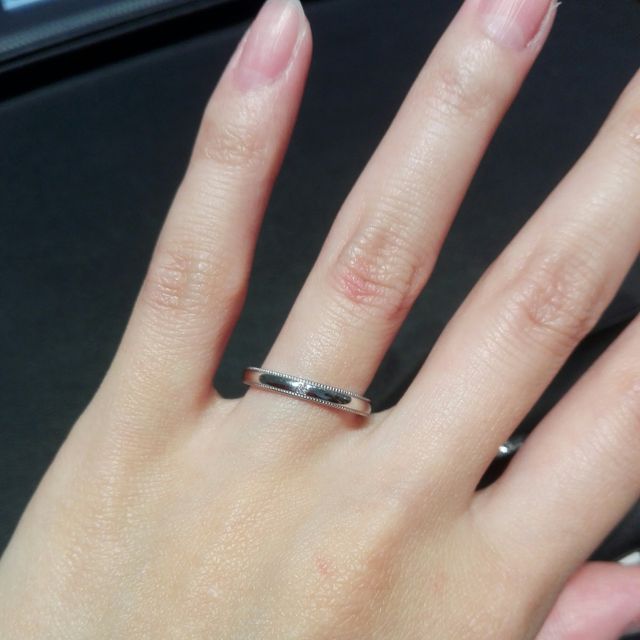 【エクセルコダイヤモンド(EXELCO DIAMOND)の口コミ】 繊細なミル打ち加工と、中心部にあしらわれているダイヤモンドの輝きに一…