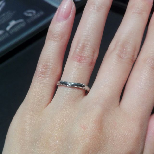 【エクセルコダイヤモンド(EXELCO DIAMOND)の口コミ】 繊細なミル打ち加工と、中心部にあしらわれているダイヤモンドの輝きに一…