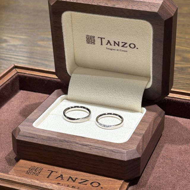 【TANZO.(鍛造指輪)の口コミ】 重ね付けをした時に婚約指輪の台座の隙間からメレダイヤが見える点にこだ…