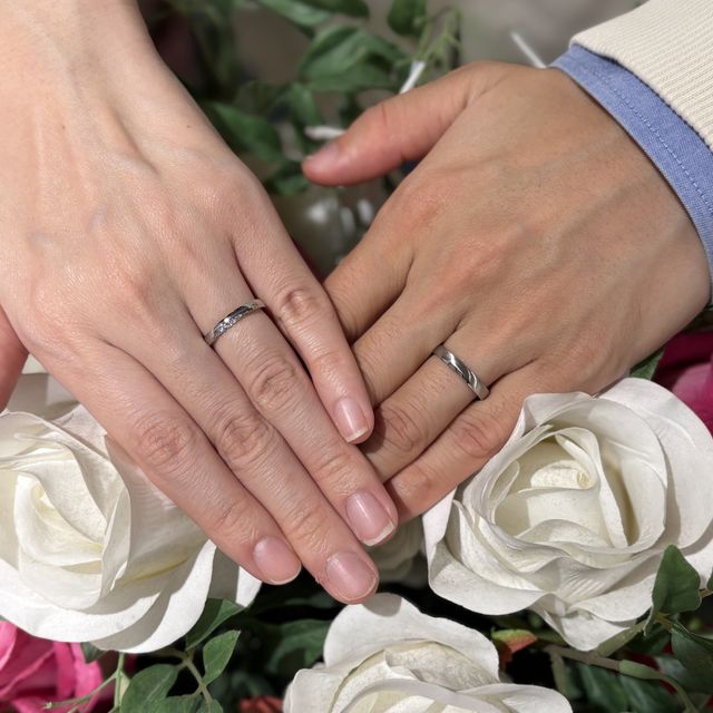 【TANZO.(鍛造指輪)の口コミ】 重ね付けをした時に婚約指輪の台座の隙間からメレダイヤが見える点にこだ…