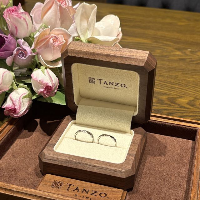 【TANZO.(鍛造指輪)の口コミ】 重ね付けをした時に婚約指輪の台座の隙間からメレダイヤが見える点にこだ…