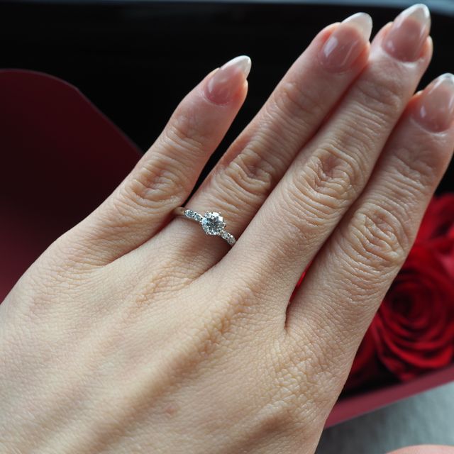 【ラザール ダイヤモンド(LAZARE DIAMOND)の口コミ】 メレダイヤは完全埋め込みで中心に向かって絞りがある、メインダイヤは立…