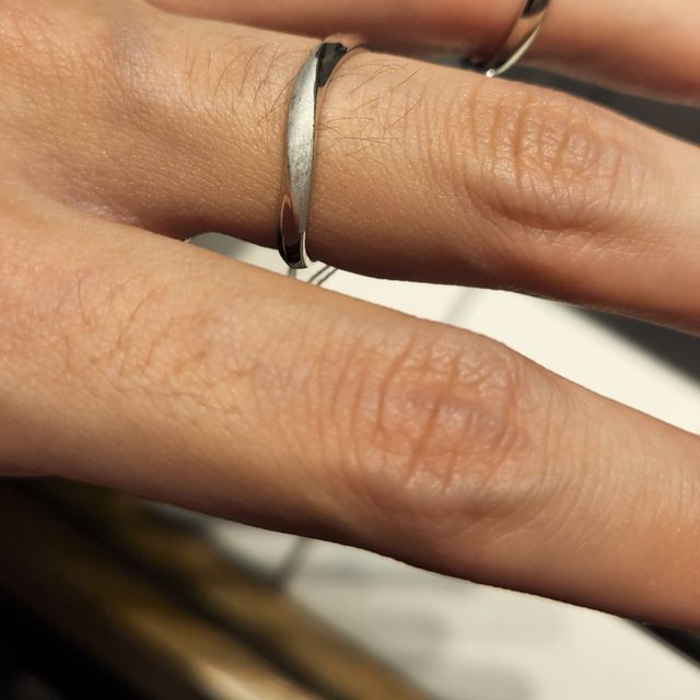 【銀座ダイヤモンドシライシの口コミ】 派手すぎないシンプルなデザインを中心に、形や幅、ダイヤの見え方の違い…